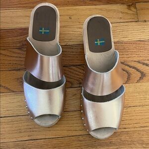 Mia Swedish Rose Golf Metallic Studded Clogs size 8.5 / 39